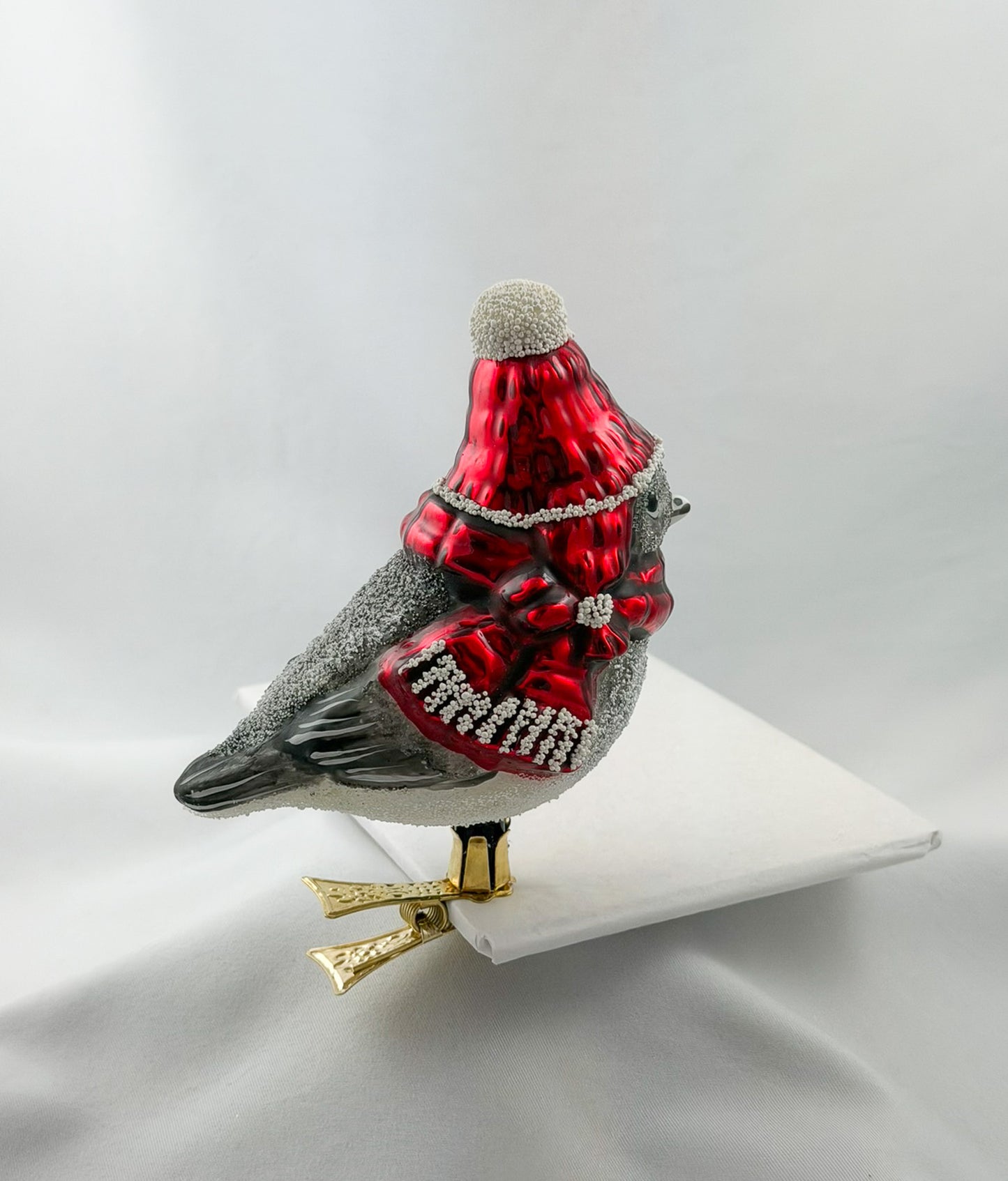 Mountain tit with red cap and red scarf on clip