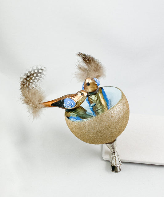 Zwei Vögel an der Wasser-Trenke