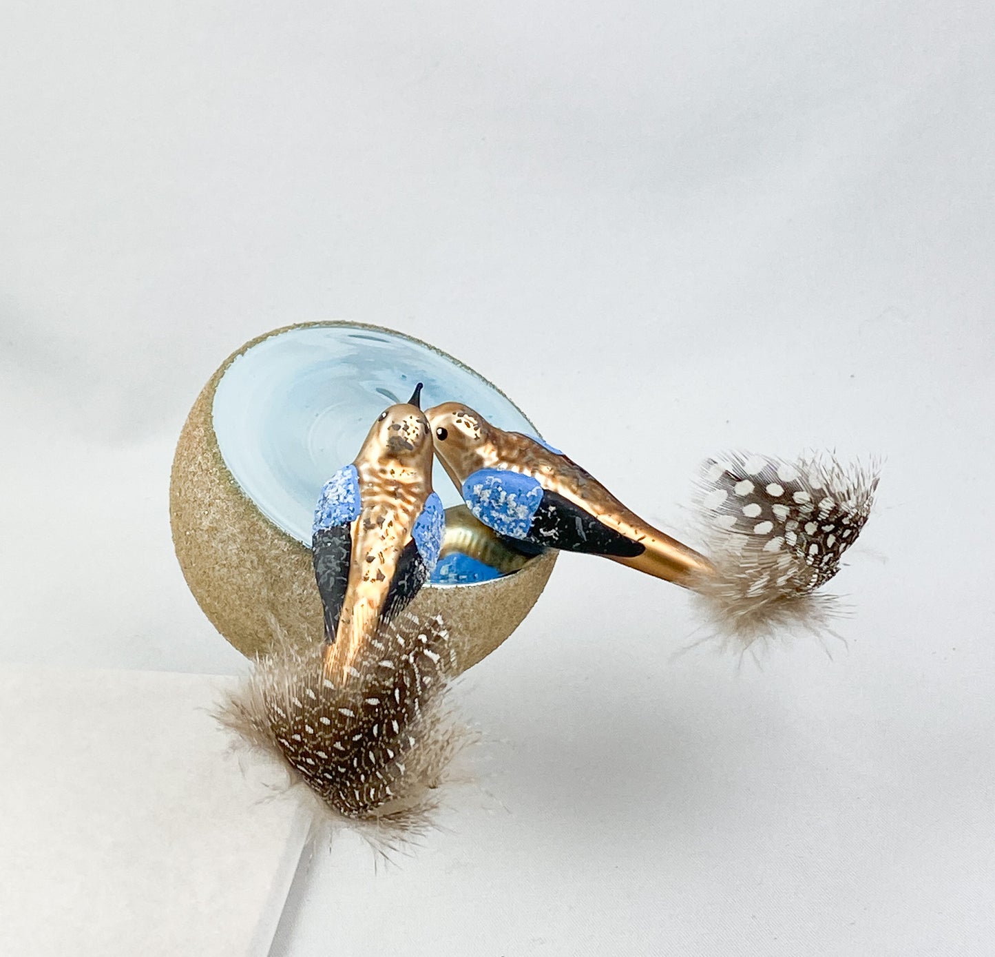 Zwei Vögel an der Wasser-Trenke