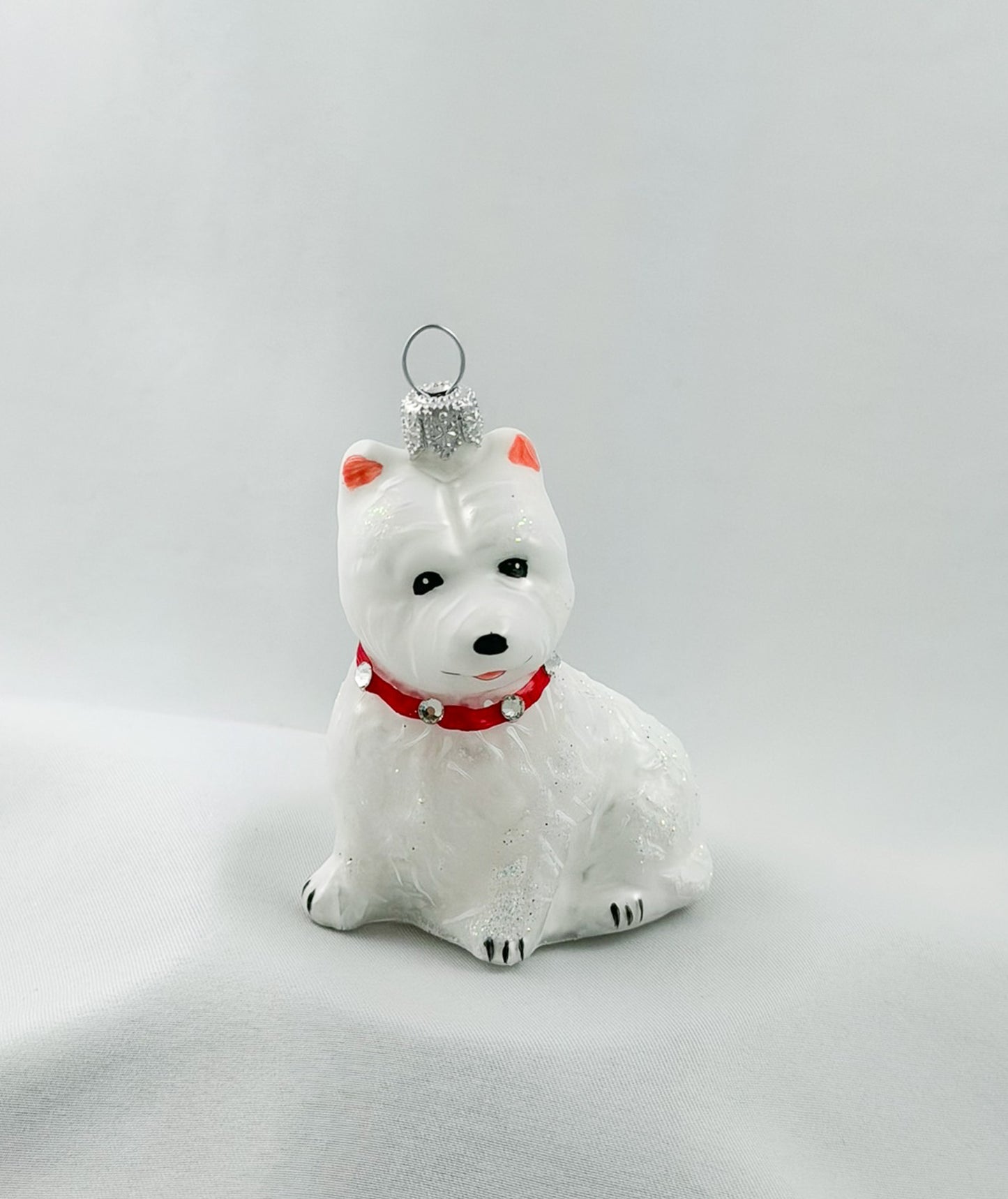 West Highland-Terrier-Hund mit rotem Glitzer-Halsband