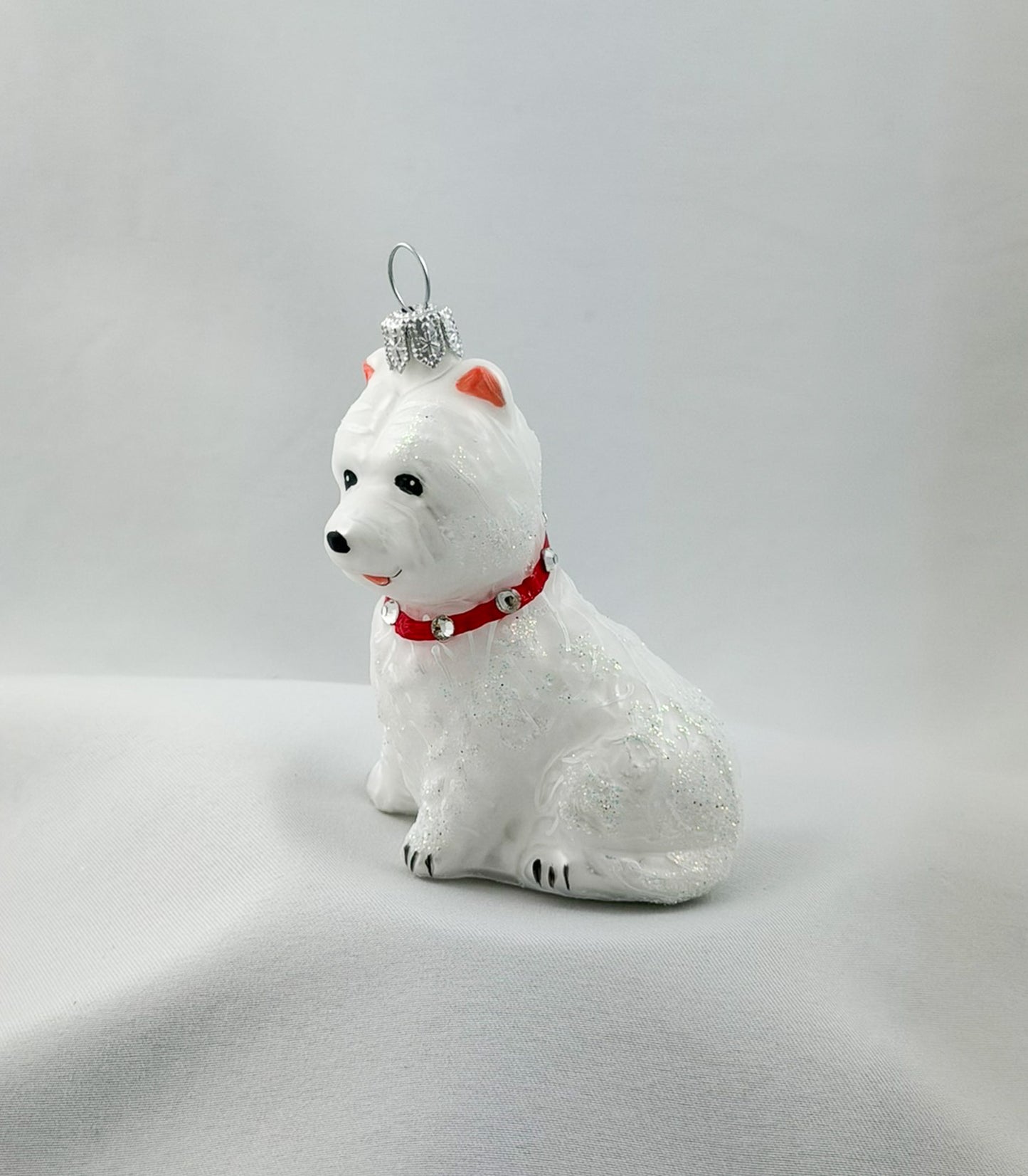 West Highland-Terrier-Hund mit rotem Glitzer-Halsband