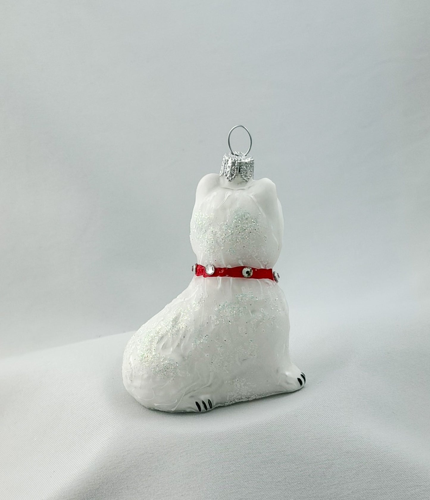 West Highland-Terrier-Hund mit rotem Glitzer-Halsband