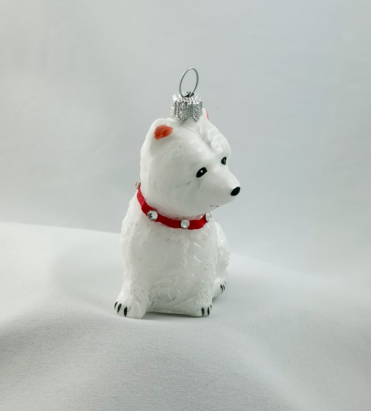 West Highland-Terrier-Hund mit rotem Glitzer-Halsband