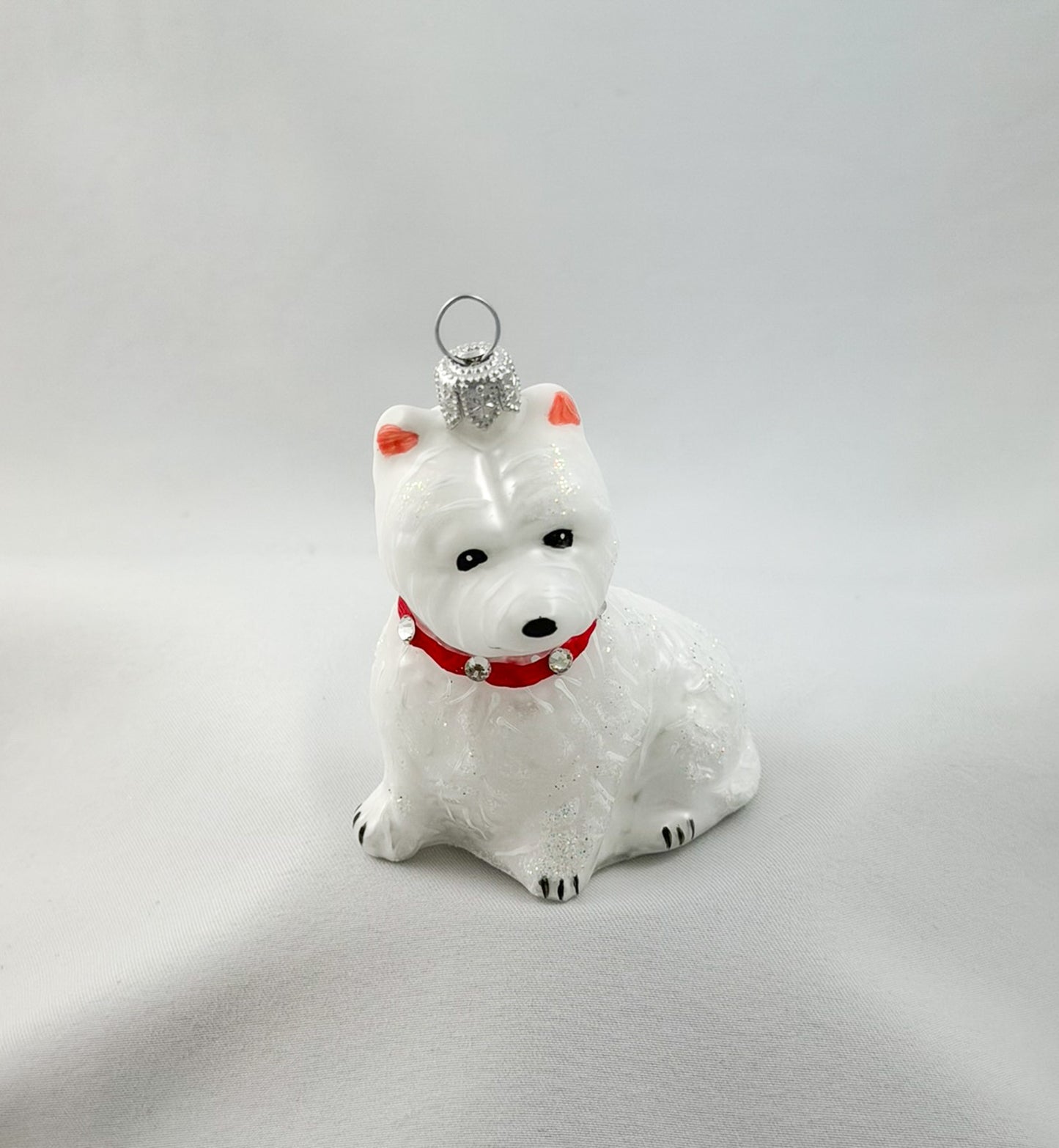 West Highland-Terrier-Hund mit rotem Glitzer-Halsband