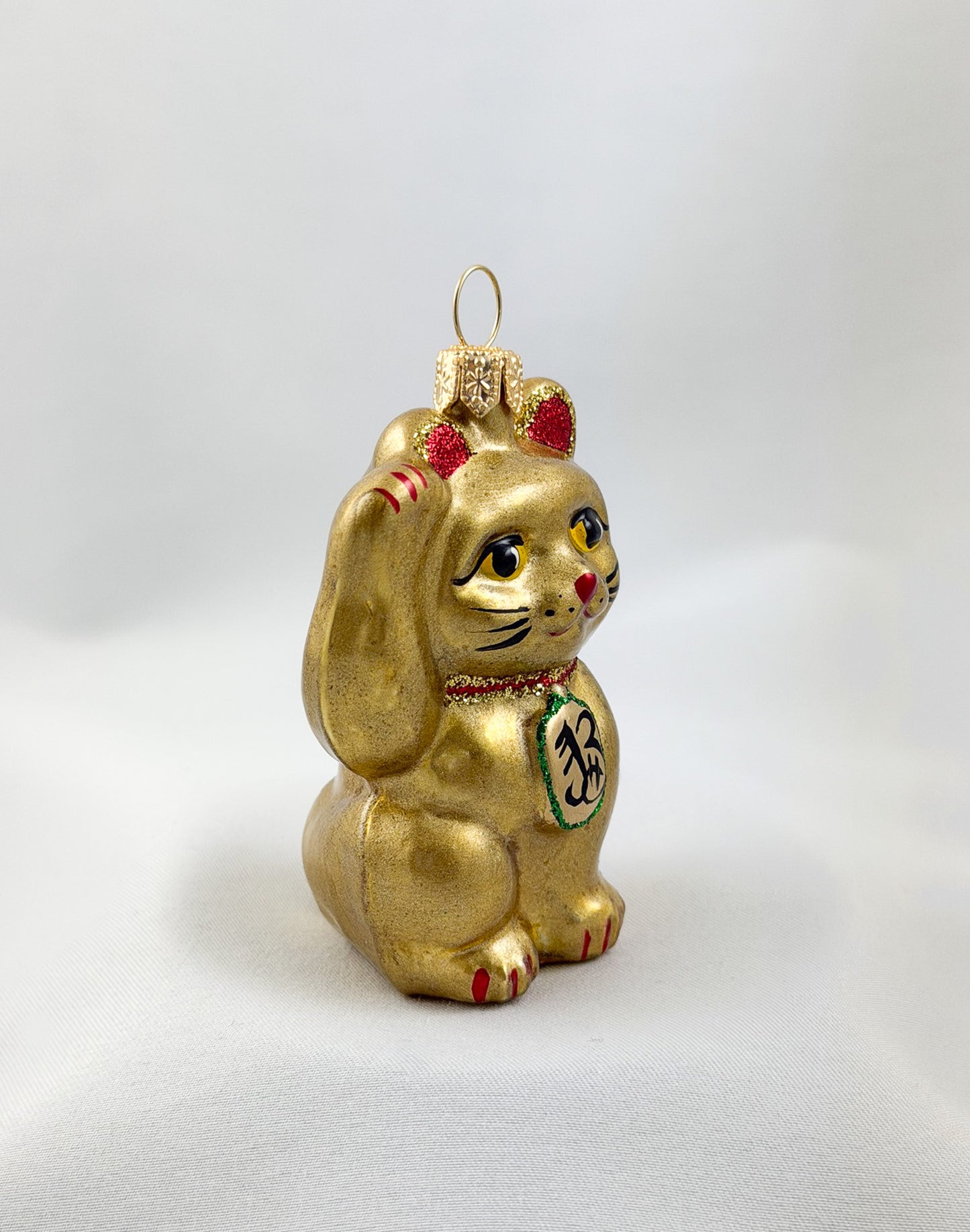 Kleine goldene Maneki-Neko, asiatische Glückskatze