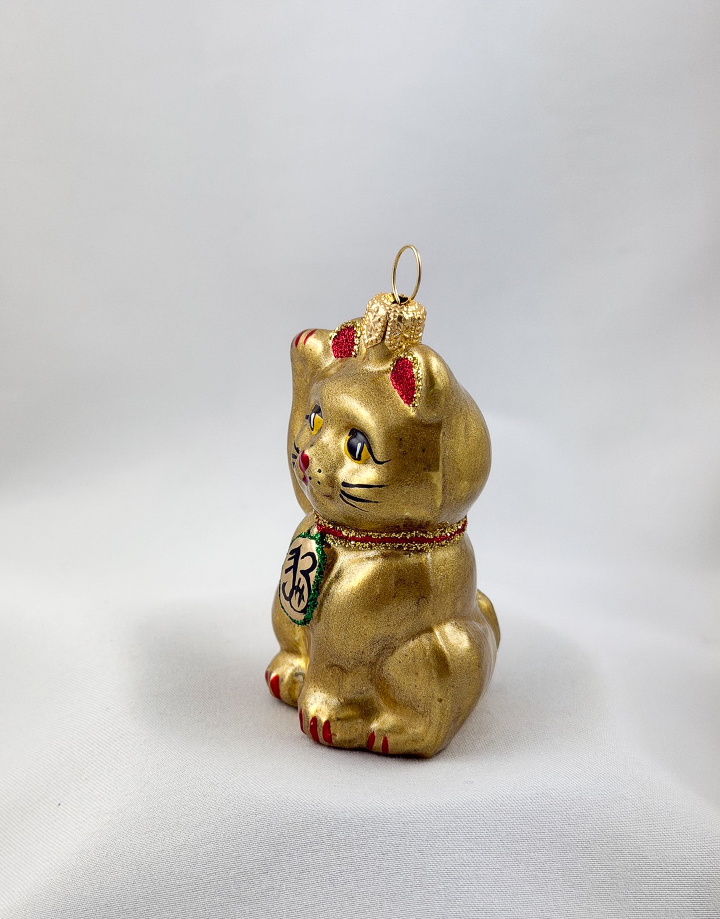 Kleine goldene Maneki-Neko, asiatische Glückskatze