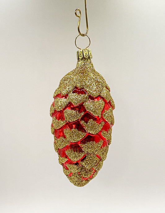 Roter Zapfen mit goldenem Glitzer