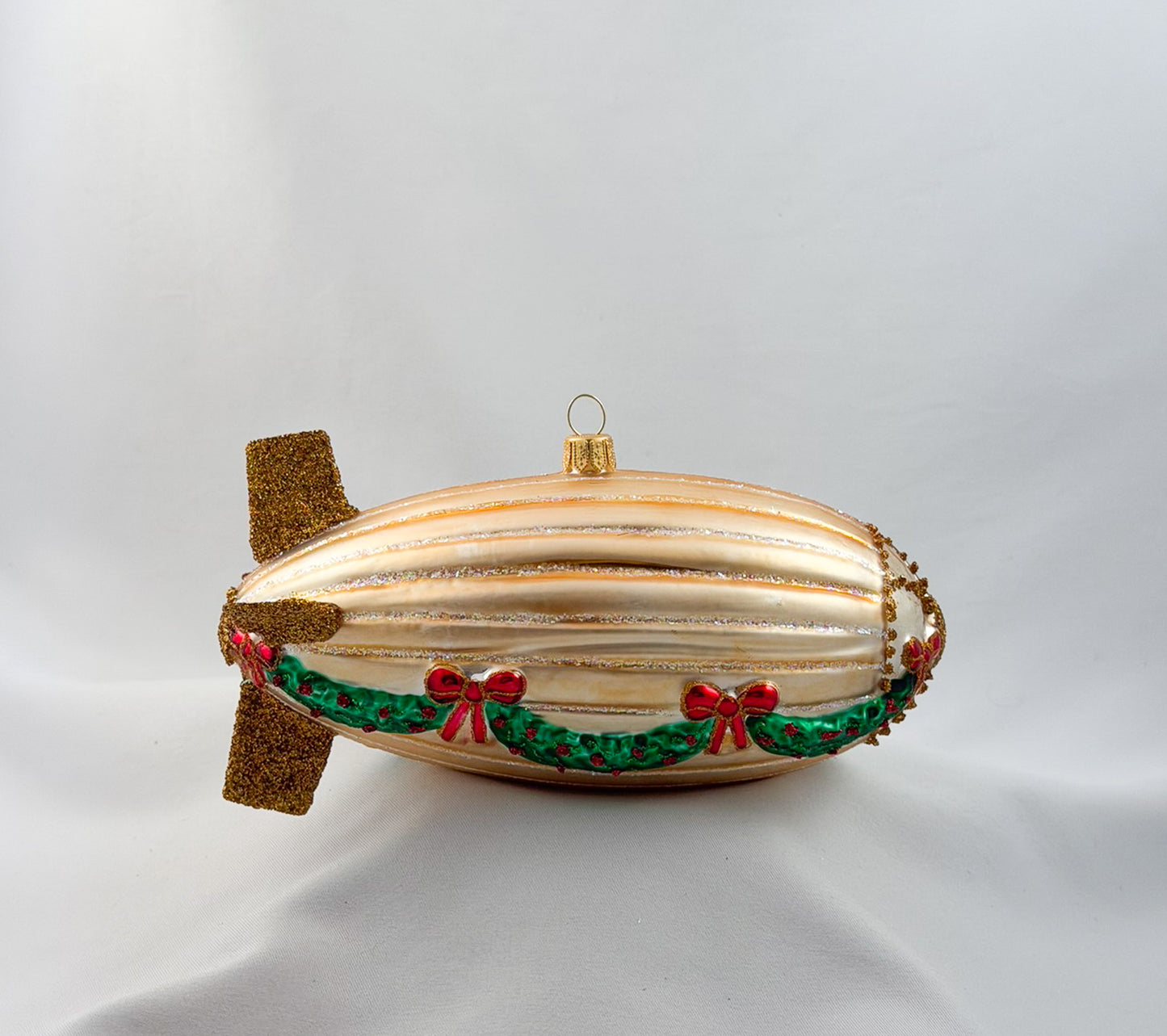 Grosser goldener Zeppelin weihnachtlich geschmückt