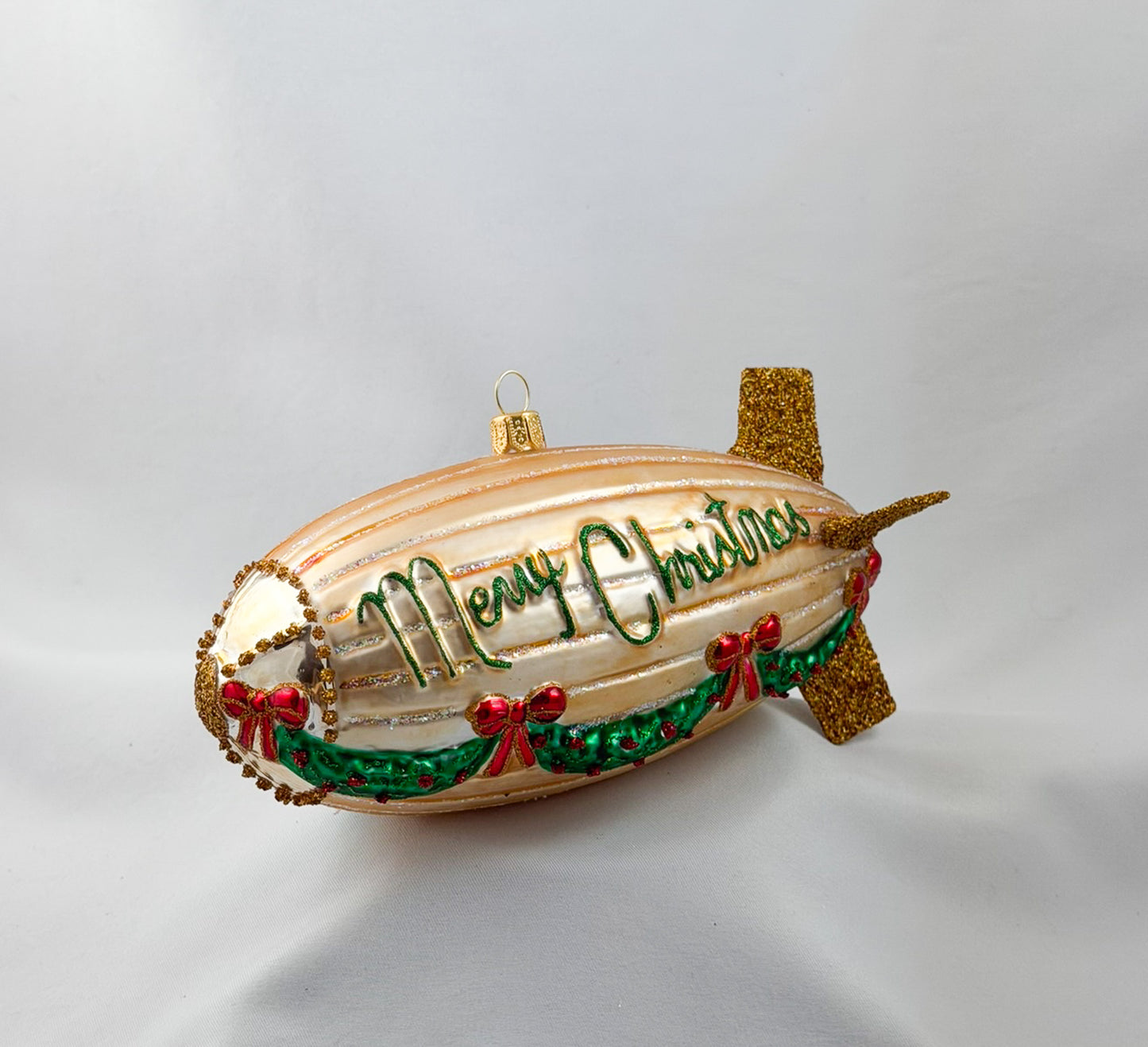 Grosser goldener Zeppelin weihnachtlich geschmückt