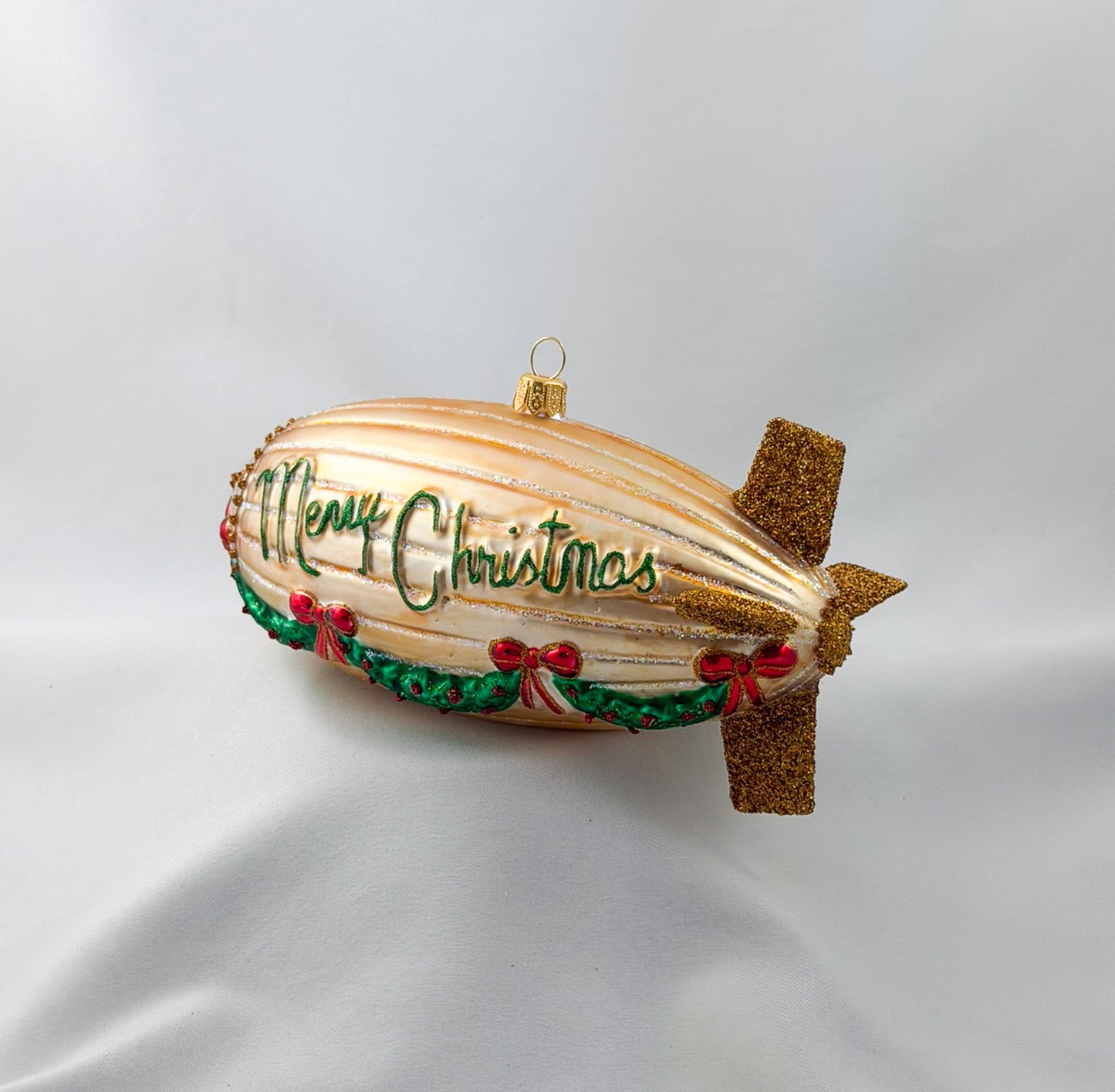 Grosser goldener Zeppelin weihnachtlich geschmückt