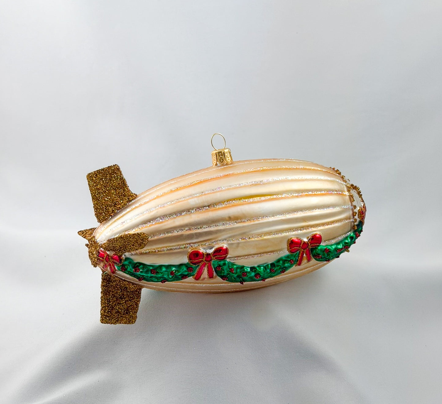 Grosser goldener Zeppelin weihnachtlich geschmückt