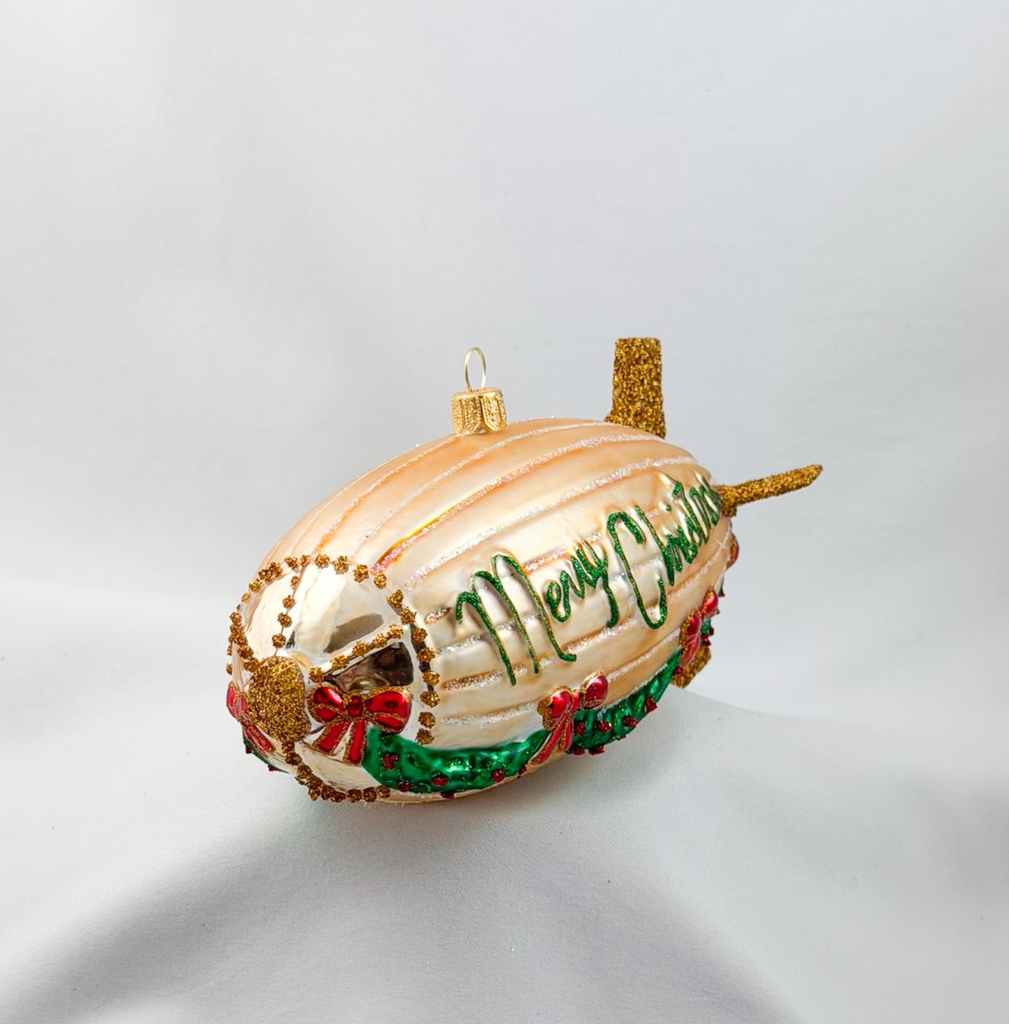 Grosser goldener Zeppelin weihnachtlich geschmückt