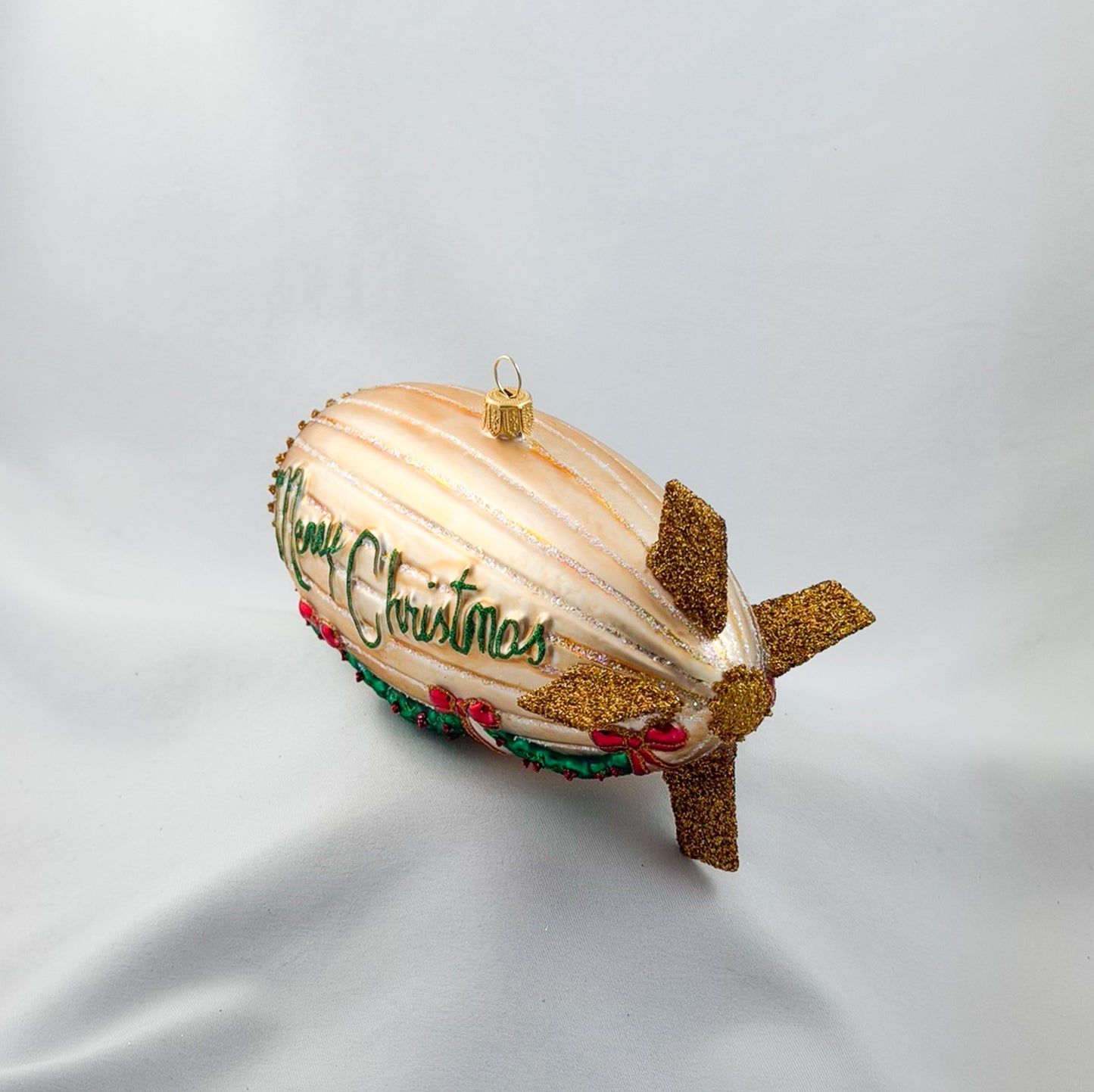 Grosser goldener Zeppelin weihnachtlich geschmückt