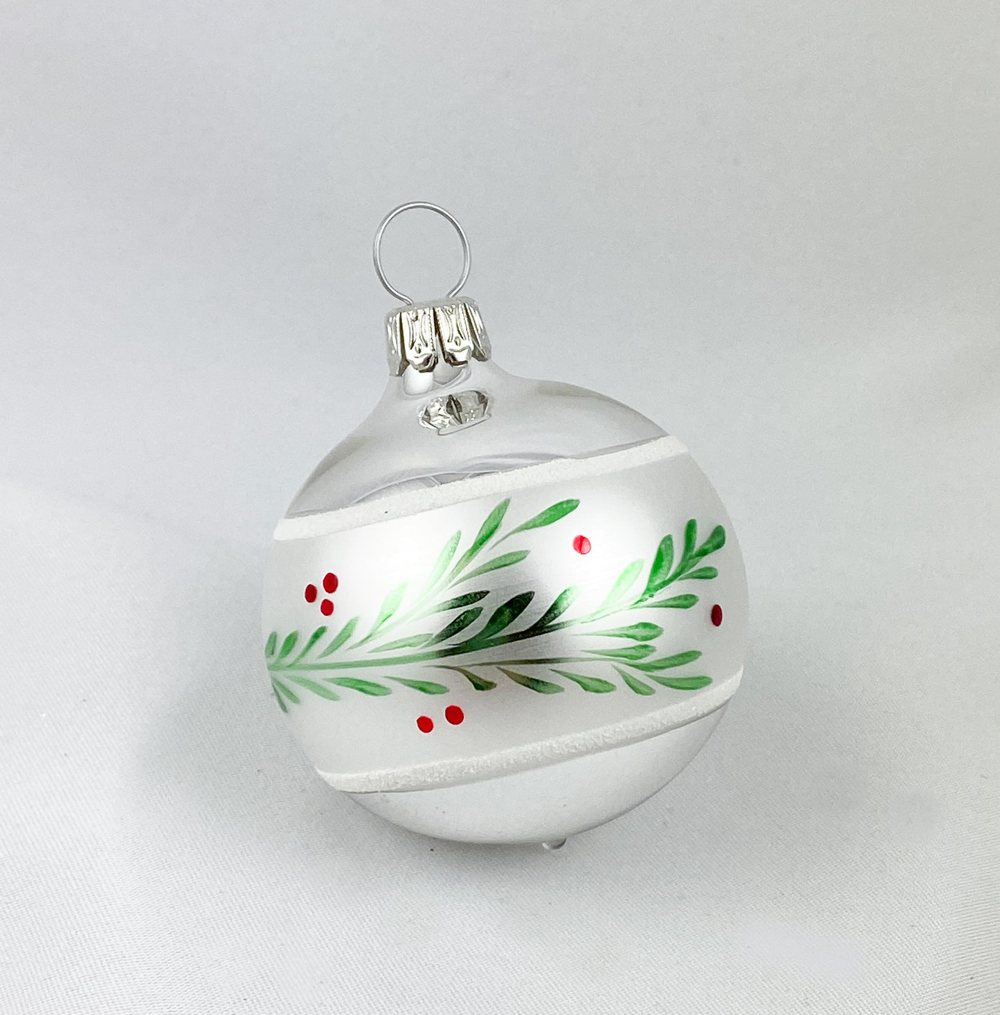 Silberne Kugel mit grünem Zweig