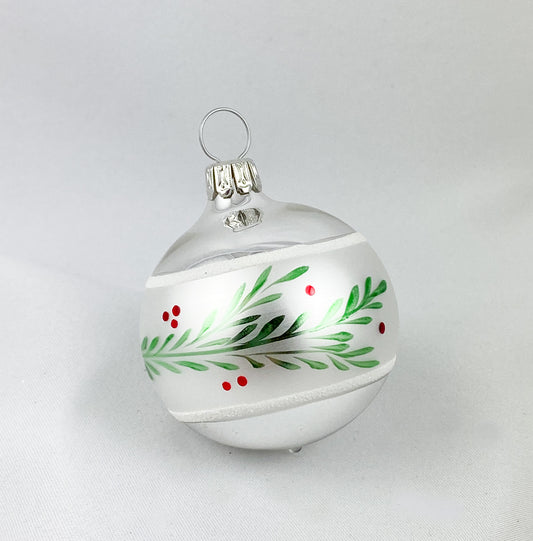 Silberne Kugel mit grünem Zweig