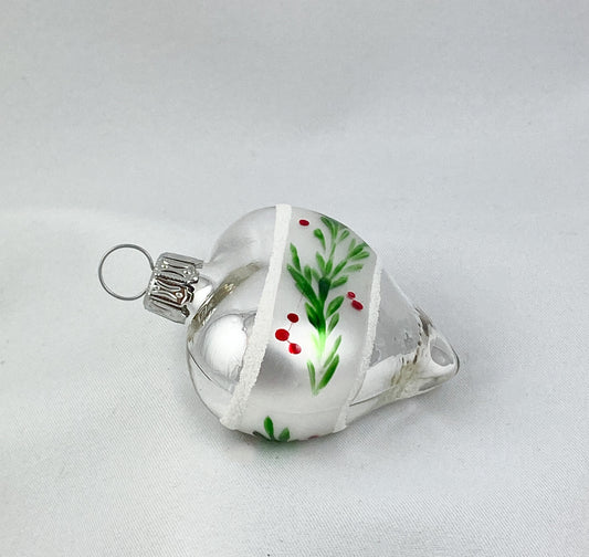 Silbernes Herz mit grünem Zweig