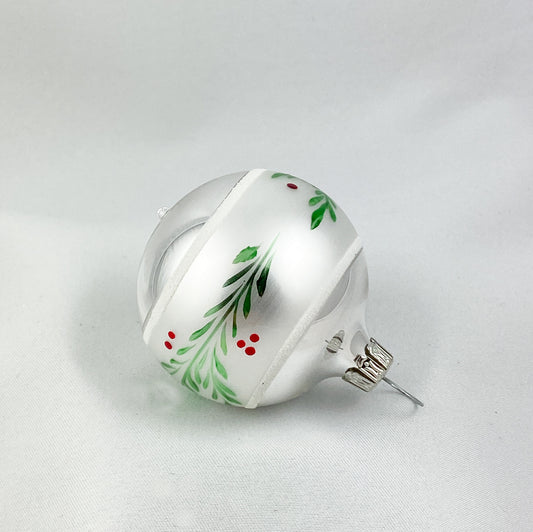 Silberne Kugel mit grünem Zweig