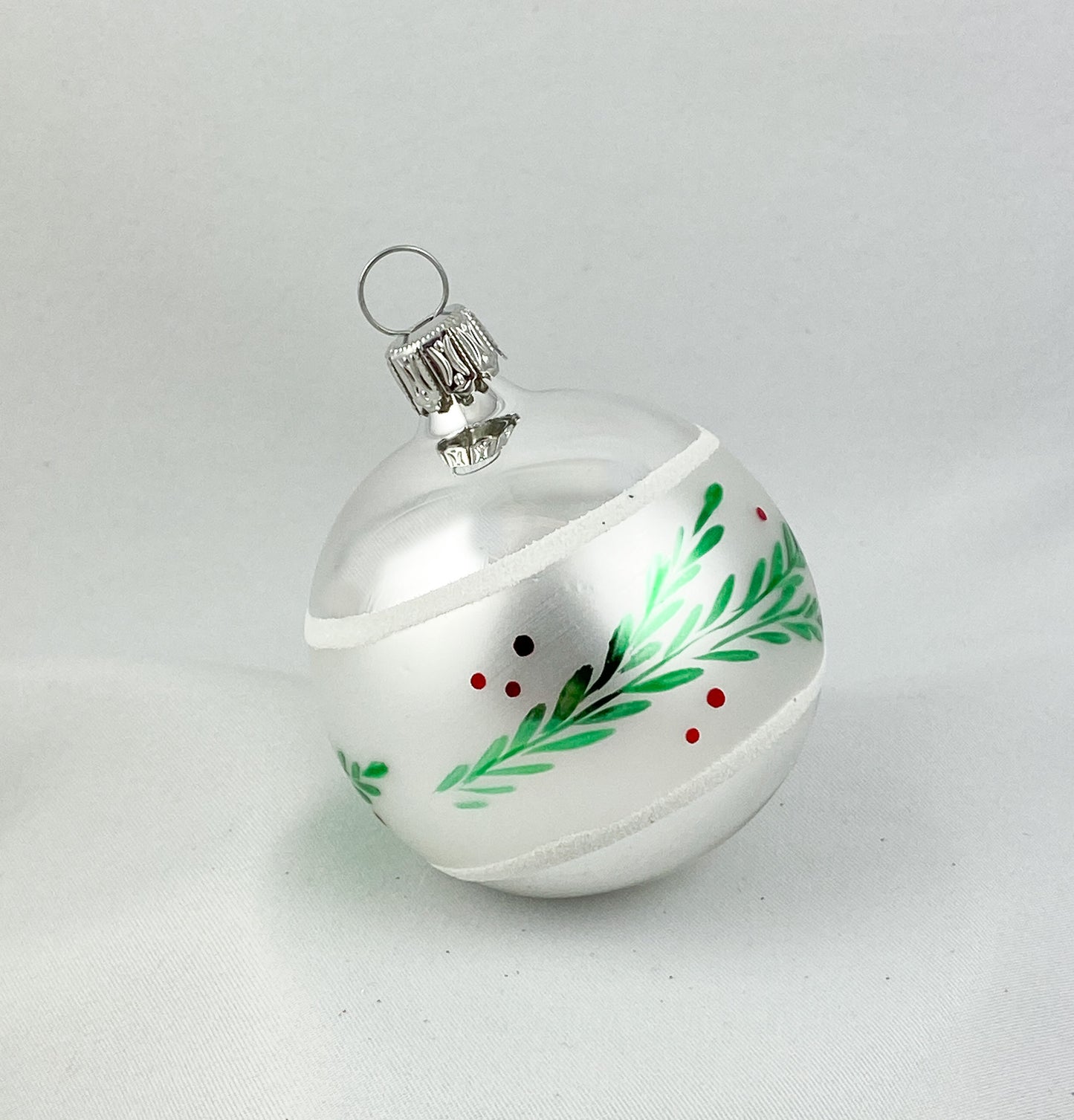 Silberne Kugel mit grünem Zweig