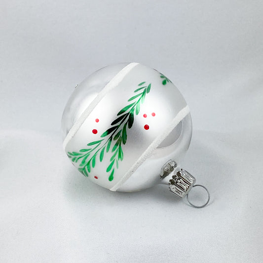 Silberne Kugel mit grünem Zweig