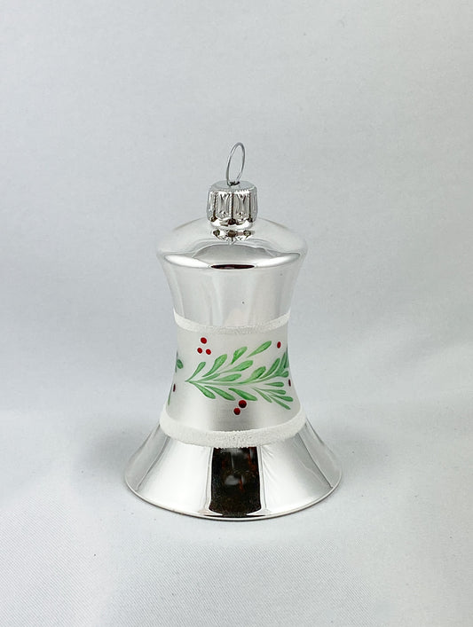 Silberne Weihnachtsglocke mit grünem Zweig