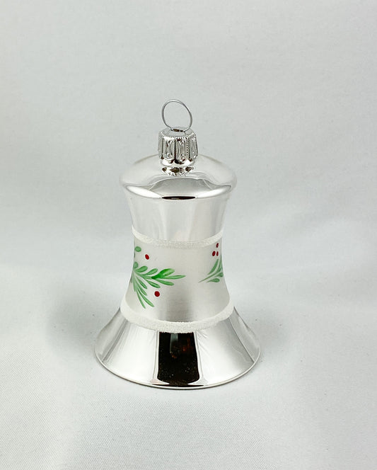 Silberne Weihnachtsglocke mit grünem Zweig