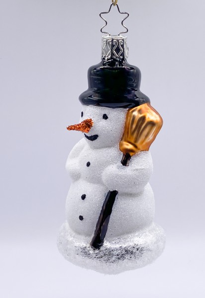 Schneemann mit Besen und schwarzem Hut