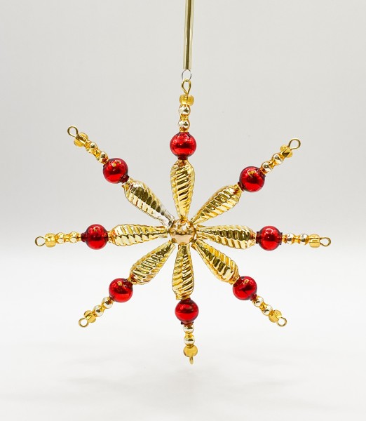 Goldene Schneeflocke mit roten Gablonzer Perlen