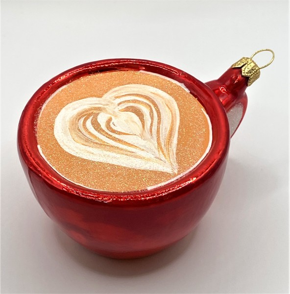 Milchkaffee mit Herzchen-Schaum in roter Tasse