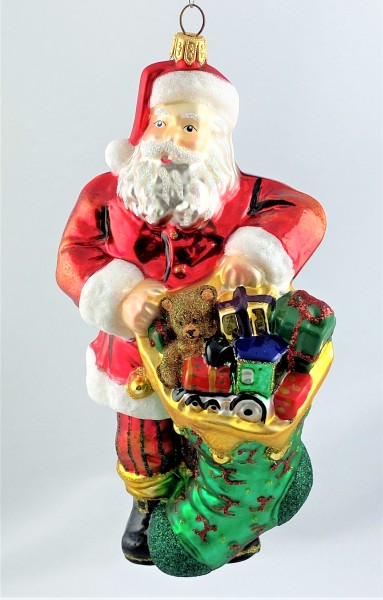 Santa Claus bringt den mit Geschenken prall gefüllten Weihnachtsstrumpf