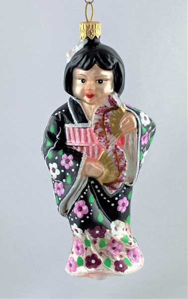 Japanisches Mädchen im rosa-schwarzen Kimono