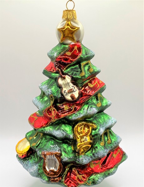 Verschneiter Weihnachtsbaum mit Instrumenten und Musiknoten geschmückt
