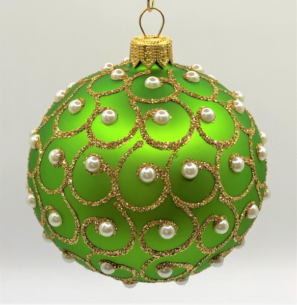 Grüne Kugel mit goldenen Kringeln und Perlen