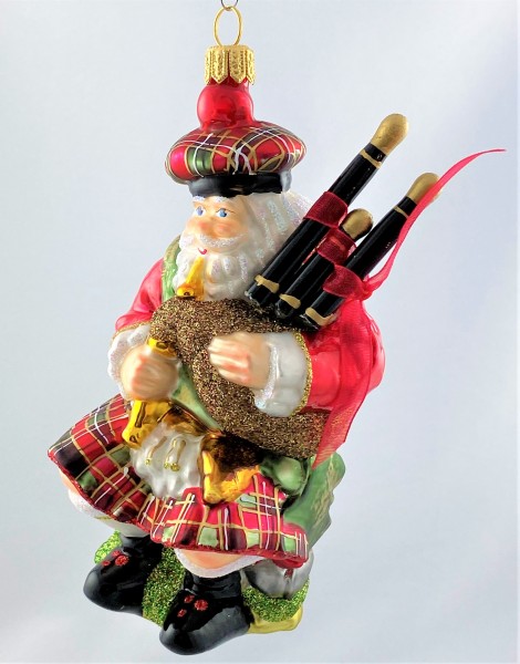 Weihnachtsmann im Schotten-Rock spielt den Dudelsack