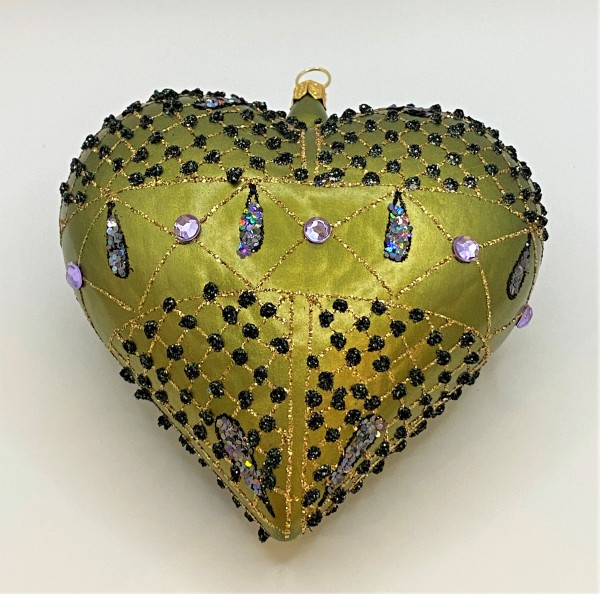 Olivgrünes Herz mit lilafarbener Dekoration