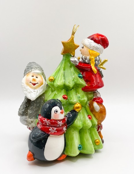 Die Weihnachtswichtel schmücken zusammen mit dem Rentier Rudolf und dem Pinguin den Christbaum, Atla