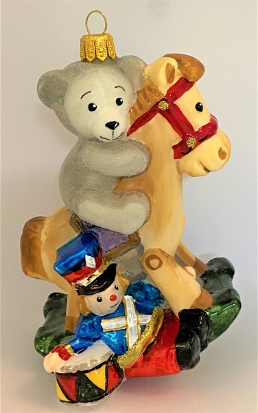 Der Teddybär reitet auf dem Schaukelpferdchen, KOMOZJA MOSTOWSKI
