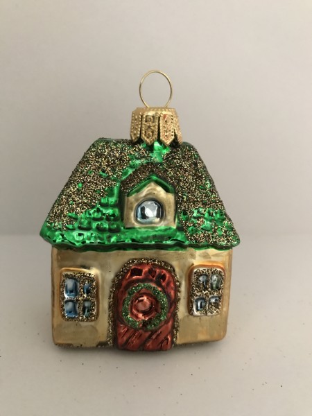 Kleines Haus mit grünem Dach