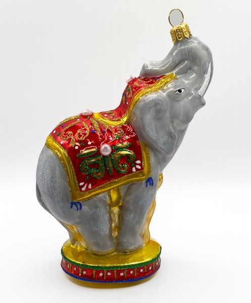 Indischer Elefant macht Kunststücke