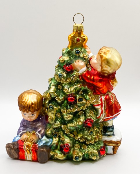 Die Kinder schmücken gemeinsam den Weihnachtsbaum, KOMOZJA MOSTOWSKI