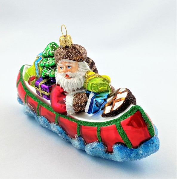 Santa Claus bringt die Geschenke mit dem Kanu