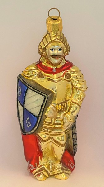 Ritter in goldener Rüstung mit rotem Cape