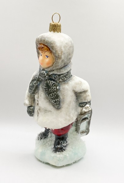 Der kleine Junge stapft mit dem Schlitten durch den Schnee, AtlasArt