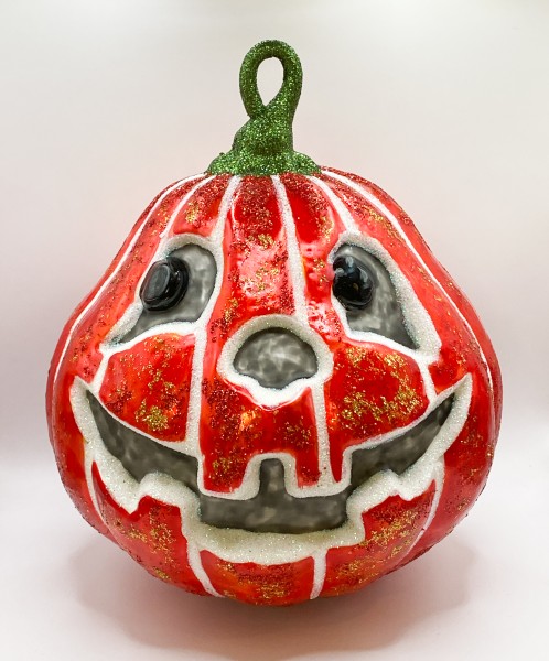 Riesiger roter Halloween-Kürbis mit freundlichem Gesicht