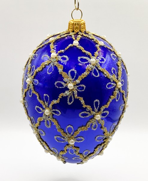 Blaue Ei-Form mit feinem Rauten-Dekor und Perlenbesatz