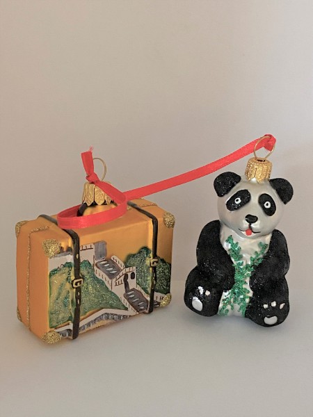 Pandabär mit Reisekoffer China