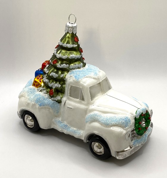 Der Weihnachtsbaum wird mit dem weissen Pickup geliefert