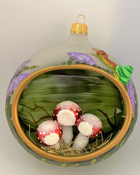Fliegenpilz-Gruppe in Kugel mit Schnecke und Blumen bemalt