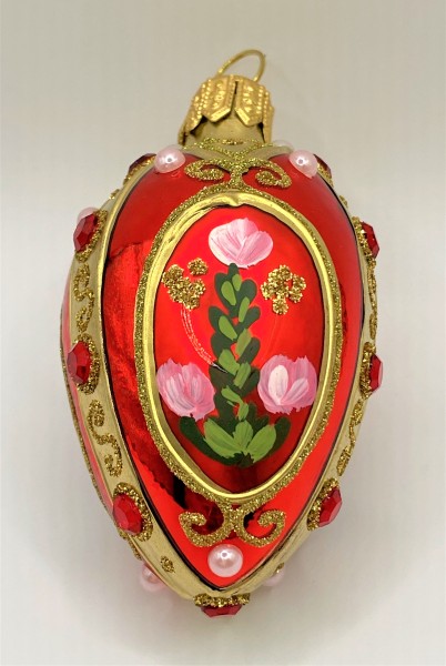Kleines rotes Ei mit gemaltem Blumendekor