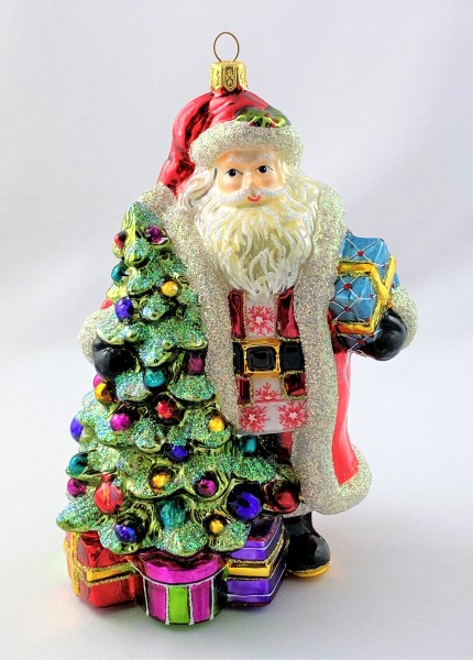 Der Weihnachtsmann erfreut sich am schön geschmückten Weihnachtsbaum