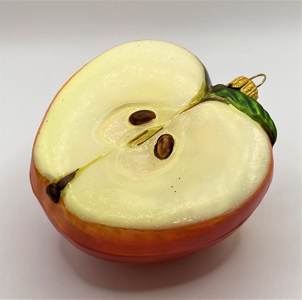 Halber roter Apfel mit Apfelkernen